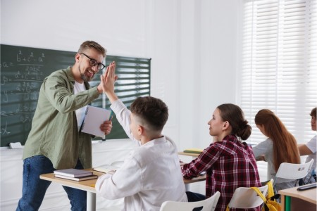 Cadouri pentru profesori de la toata clasa: iata cum alegeti un dar la comun!