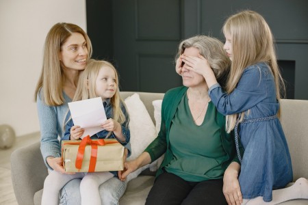 6 idei de cadouri pentru femei de 50 de ani – cumpara mereu cadoul perfect!