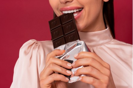 De ce sa mananci ciocolata amaruie? Beneficii, calorii si sfaturi de consum