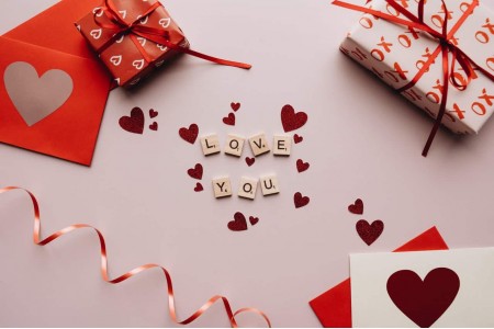 Cadouri de Valentine’s Day pentru el și pentru ea - idei de daruri pentru cupluri, reguli pentru un cadou reușit și ce greșeli de etichetă să eviți cu orice preț